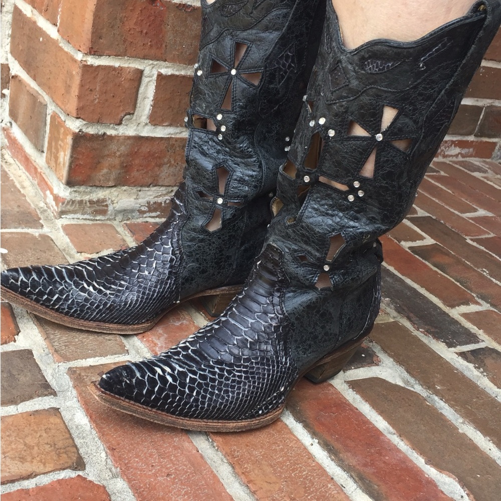 Corral Vintage Cutout Cross Snakeskin Cowboy Boots Woman’s sz 8